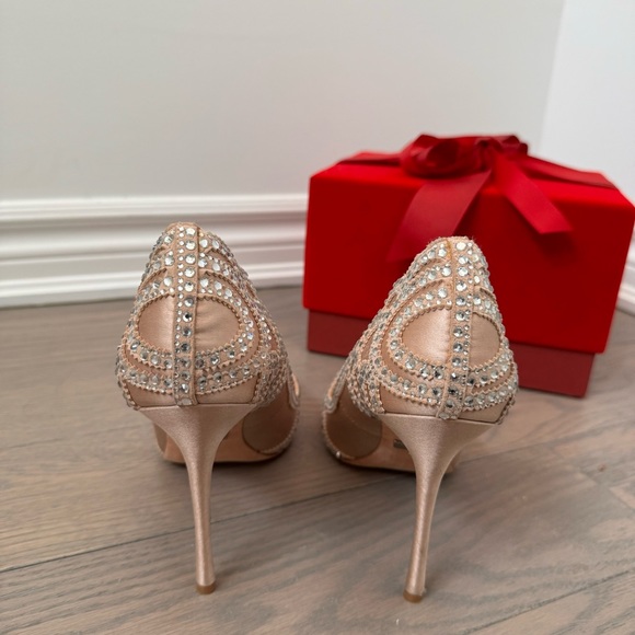 Badgely Mischka Rhinestone Embellishment Nude Pointed Toe Pump Women’s 8 LikeNew - Picture 7 of 8